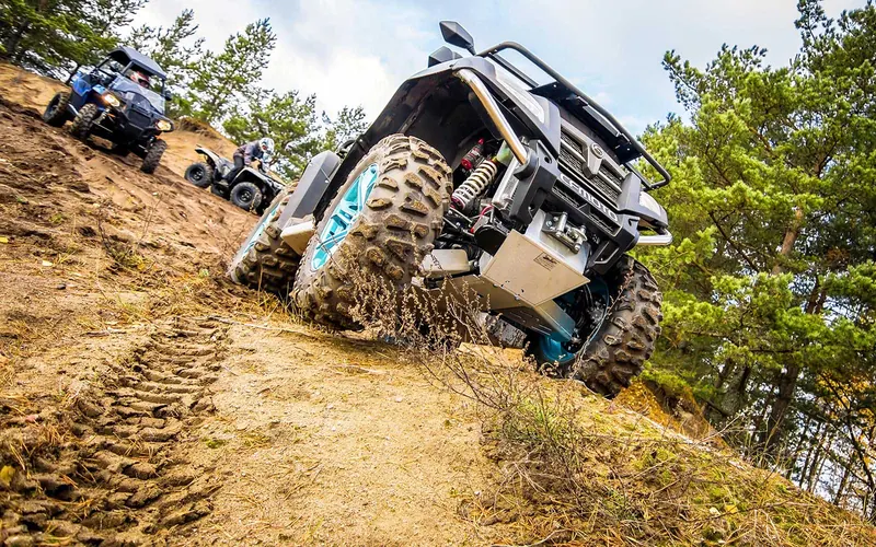 Quad z aluminiowymi osłonami podwozia Iron Baltic na piaszczystym stoku
