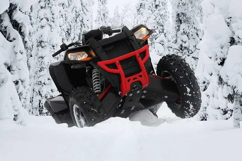 Quad z osłonami HDPE Iron Baltic w śniegu