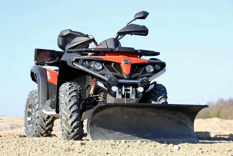 Quad z pługiem Front-mount Iron Baltic na piasku